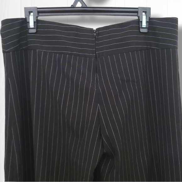 Tempted Women's Wide Leg Black Pin Striped Cropped Pants Size 12 - Picture 5 of 6